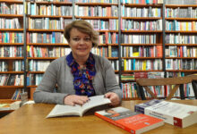 Kedi Otizm Derneği Yönetim Kurulu Başkanı Serap Dikmen Ahmetoğlu, fotoğrafta yer alıyor.