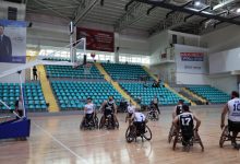 Bağcılar ve Beşiktaş Tekerlekli Sandalye Basketbol Takımı oyuncuları pota altında fileye girecek topa bakarken.