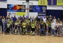 Fenerbahçe İstanbul Jet Tekerlekli Sandalye Basketbol Takımı oyuncuları, galibiyet sonrası aileleriyle beraber sahada poz veriyor.