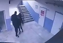 Okul müdürü otizmli öğrencinin kollarını tuttuğu anın kamera görüntüsü.