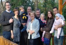 Rob, Dianne ve Ronnie (ortada), Rob ile Dianne'in çocukları ve torunları ile birlikte