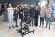 Mobil yürüme robotunun başında Elektrik Elektronik Mühendisi Mert Emre Taşkın ve mühendisler bulunuyor.