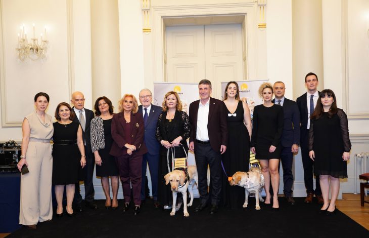Rehber Köpekler Derneği yönetimi İlkbahar Resepsiyonunda toplu halde poz veriyor.