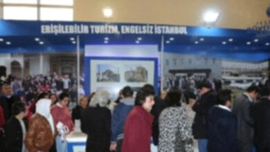 Görme engelli bireyler tarihi mekanları tasfir eden minyatürlere dokunuyor.