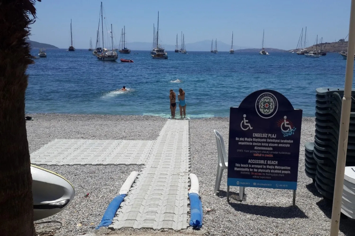 Sahilde bulunan erişilebilir yürüyüş yolu parkuru.