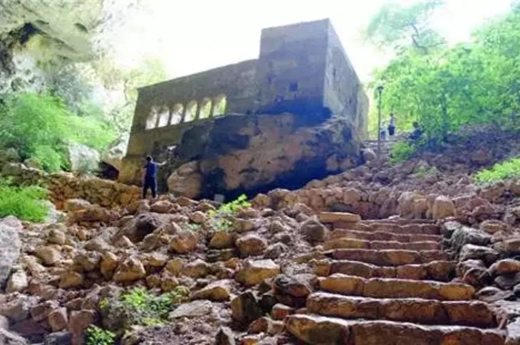 Cennet Obruğuna inilen merdivenler ve yukarı bölgede bulunan tarihi ev.