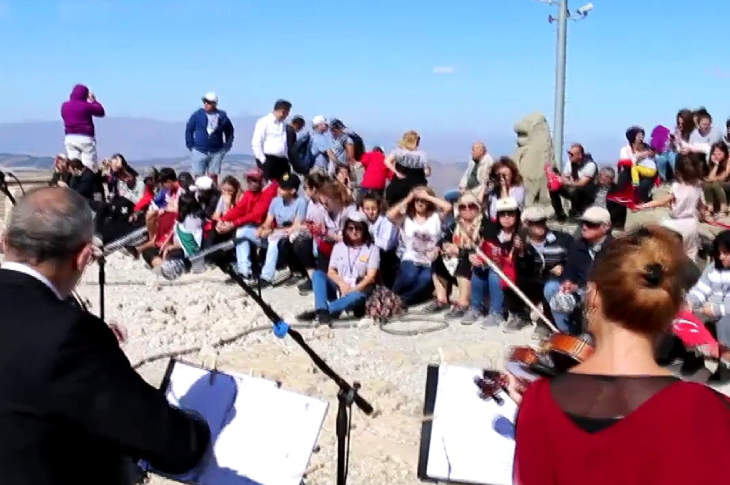 Nemrut Dağı'nda toplanan engelliler konser dinliyor.