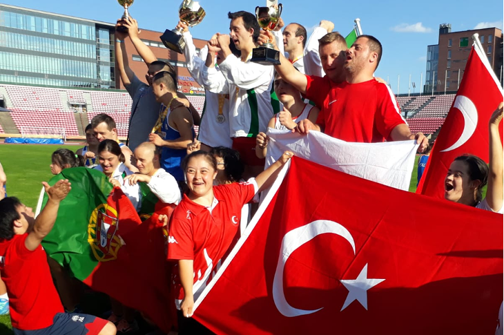 Özel Sporcu Ali Topaloğlu Dünya Rekoru Kırarak Altın Madalya Elde Etti Özel Sporcu Ali Topaloğlu Dünya Rekoru Kırarak Altın Madalya Elde Etti