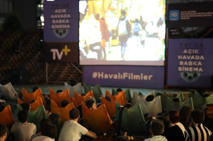 Hayal Ortağım Görme Engellilerin Sinema Deneyimini Açık Havaya Taşıdı Hayal Ortağım Görme Engellilerin Sinema Deneyimini Açık Havaya Taşıdı