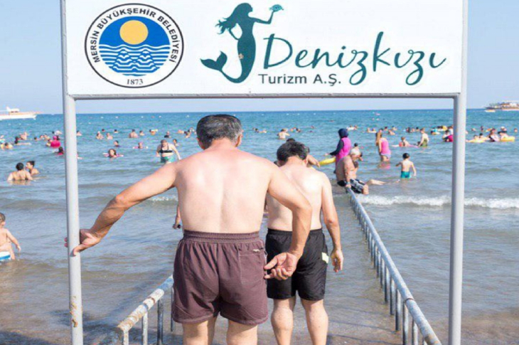 İki turist deniz rampasının üstünde yürüyerek gidiyor.