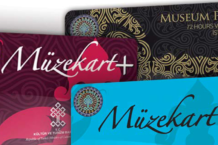 Siyah, kırmızı ve mavi renkli Müze Kartlar.