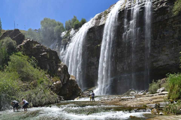 Tortum Şelalesi'nden akan suların toplandığı nehir üzerinde bulunan vatandaşlar.