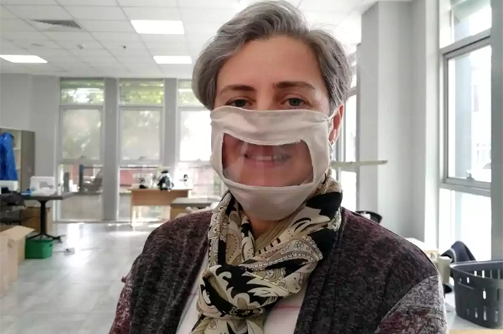 İzmit Belediyesi İşitme Engellilere Özel Maske Üretti İzmit Belediyesi İşitme Engellilere Özel Maske Üretti