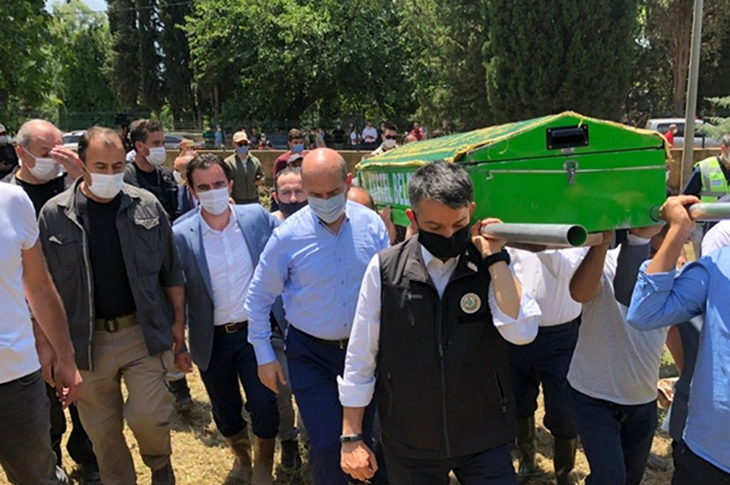 Bursa’da Selde Ölen Engellinin Tabutunu Bakanlar Taşıdı Bursa’da Selde Ölen Engellinin Tabutunu Bakanlar Taşıdı