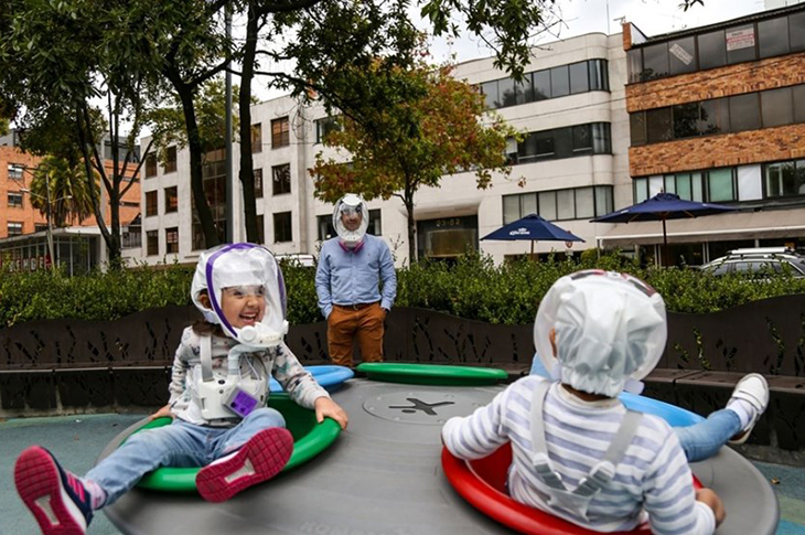 Covid-19 için Astronot Kaskına Benzeyen Yeni Kask Ürettiler Covid-19 için Astronot Kaskına Benzeyen Yeni Kask Ürettiler