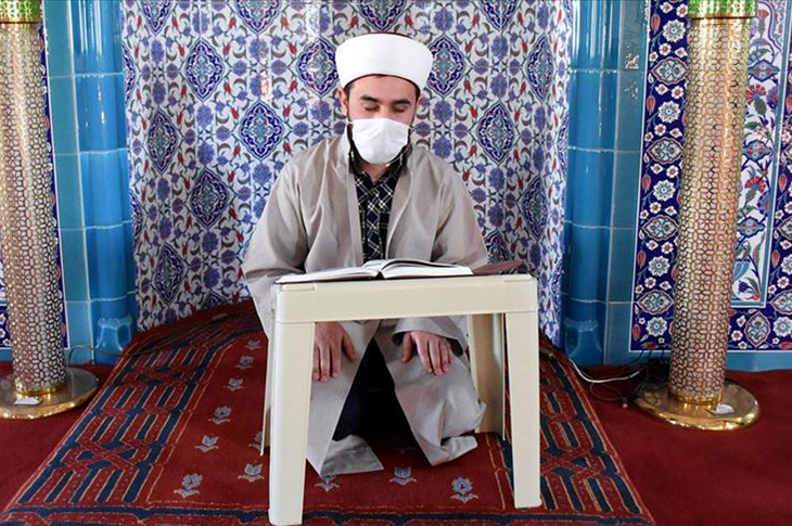 Görme engelli müezzin Ekrem Uçar, Kur'an-ı Kerim okuyor