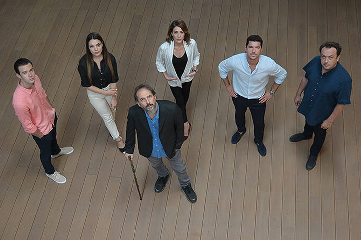 Hekimoğlu oyuncuları yukarı bakarak kuş bakışı poz çekiliyor