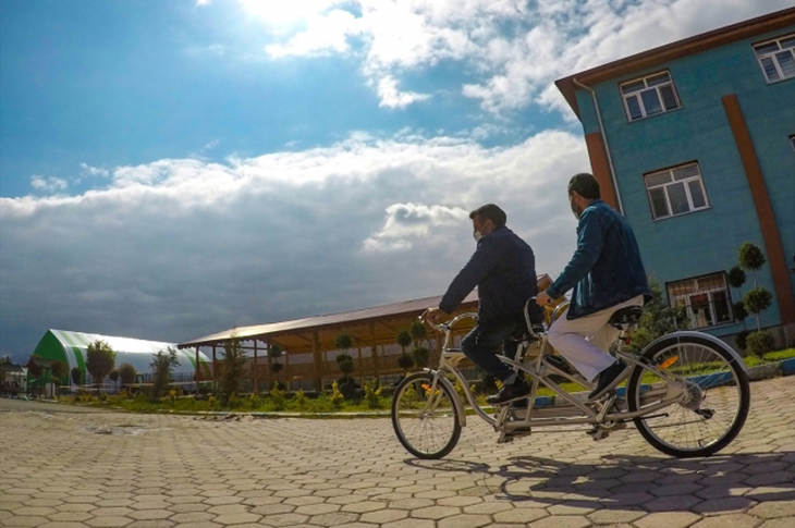 Iğdır’da Yaşayan Engelli Arkadaşlar Tandem Bisikletle Özgürce Geziyor