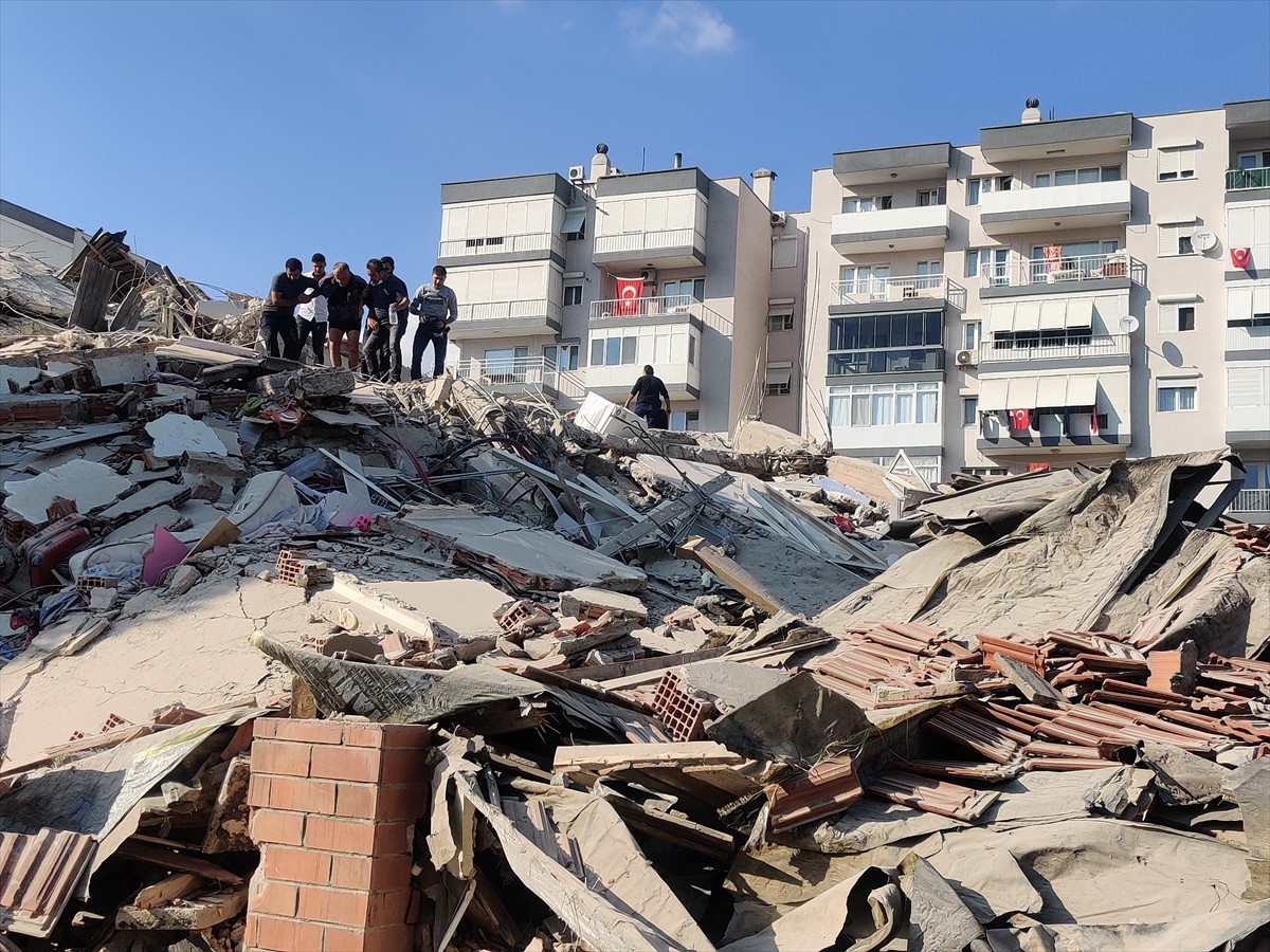 İzmir’de 6.6 Büyüklüğünde Deprem! Enkaz Altındaki Vatandaşlar Kurtarılıyor İzmir’de 6.6 Büyüklüğünde Deprem! Enkaz Altındaki Vatandaşlar Kurtarılıyor