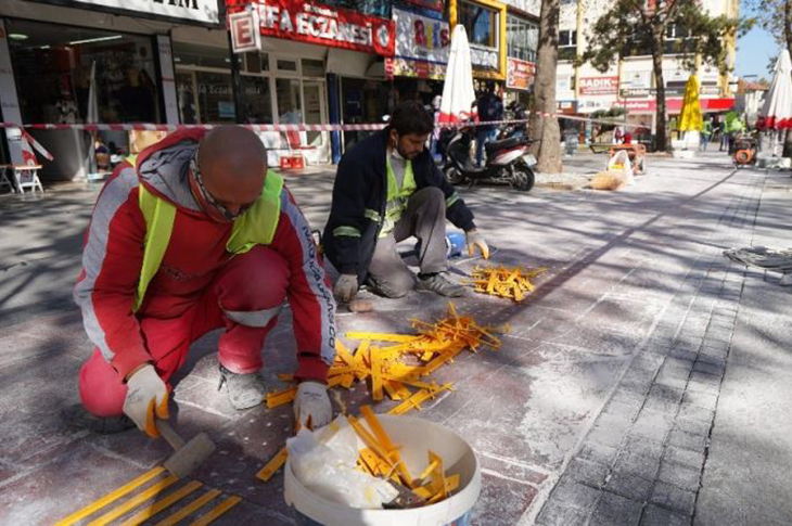 Isparta Kaymakkapı Meydanında Erişilebilir Kılavuz Yol Çalışması Yapıldı Isparta Kaymakkapı Meydanında Erişilebilir Kılavuz Yol Çalışması Yapıldı