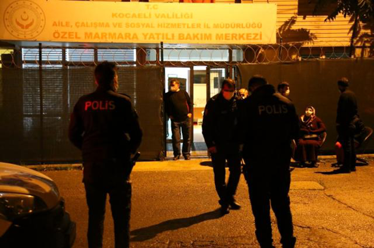 Kocaeli’de Zihinsel Engelli Kişi Bakım Merkezindeki Odasında Ölü Bulundu Kocaeli’de Zihinsel Engelli Kişi Bakım Merkezindeki Odasında Ölü Bulundu
