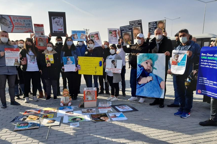 SMA Tedavisi Bekleyen Aileler Bakan Koca’nın Açıklamasını Protesto Etti SMA Tedavisi Bekleyen Aileler Bakan Koca’nın Açıklamasını Protesto Etti