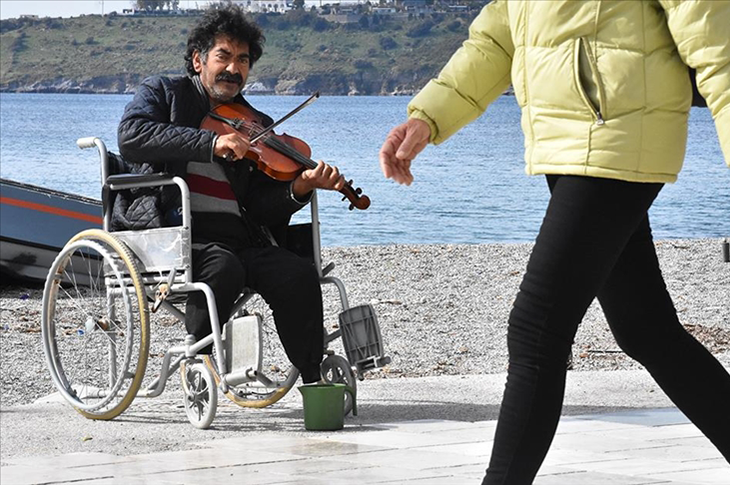 Engelli Müzisyen Bodrum Sokaklarına Renk Katıyor Engelli Müzisyen Bodrum Sokaklarına Renk Katıyor