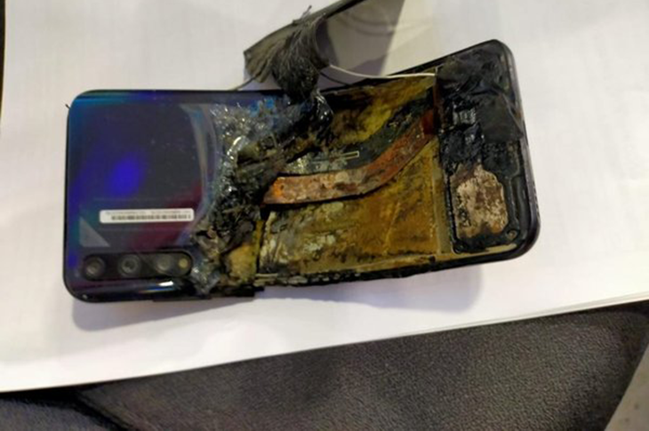 Engelli Kadının Telefonu Patladı Eli Parçalandı Engelli Kadının Telefonu Patladı Eli Parçalandı