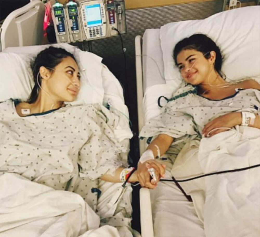 Böbrek nakli ameliyatı olan Gomez’in nakil sonrası hastanede Raisa ile verdiği yan yana iki yatakta el ele tutuştuğu poz