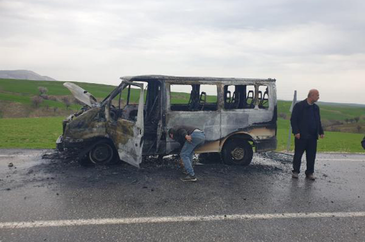 Engellileri Taşıyan Servis Aracı Alev Aldı Engellileri Taşıyan Servis Aracı Alev Aldı