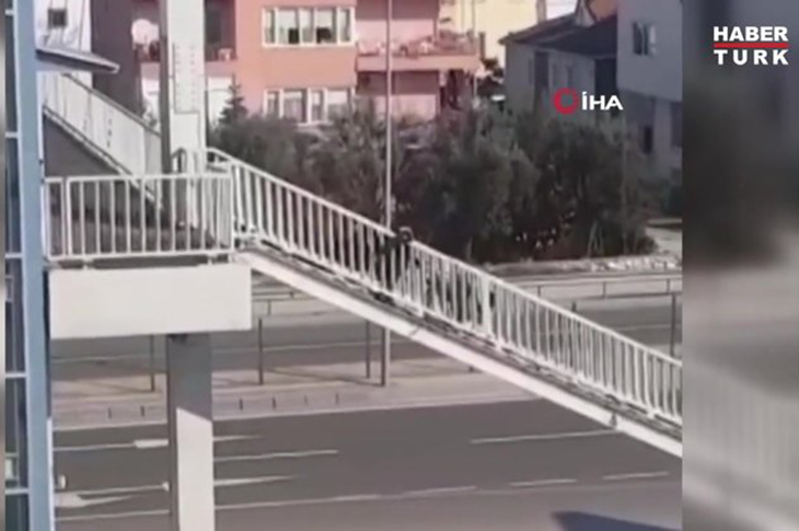 Asansör Bozulunca Akülü Aracını Kendi Taşıdı Asansör Bozulunca Akülü Aracını Kendi Taşıdı