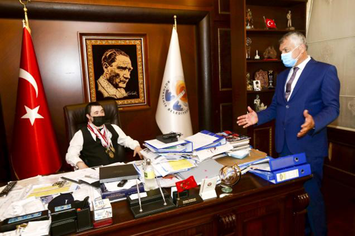 Adana’nın Koltuğuna Özel Gereksinimli Onur Oturdu Adana’nın Koltuğuna Özel Gereksinimli Onur Oturdu