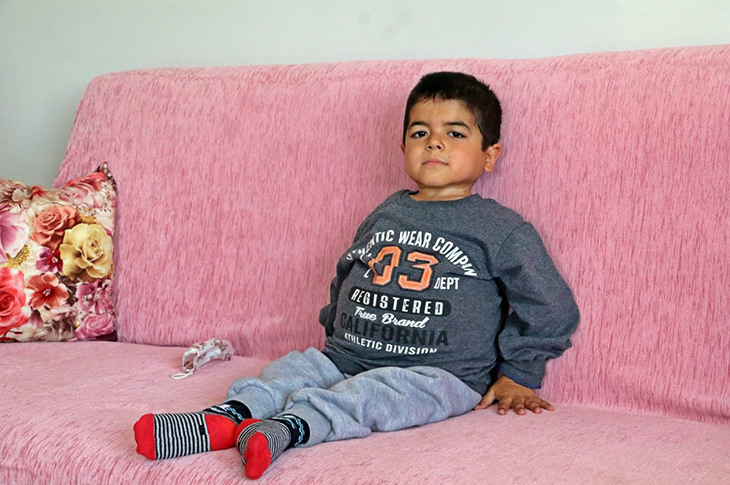 Raşitizm Hastası Harun Kaya Akülü Sandalye İstiyor Raşitizm Hastası Harun Kaya Akülü Sandalye İstiyor