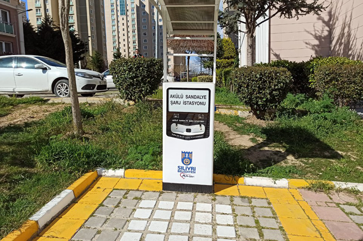 Silivri’de Yeni “Akülü Sandalye Şarj İstasyonları” Kuruldu Silivri’de Yeni “Akülü Sandalye Şarj İstasyonları” Kuruldu