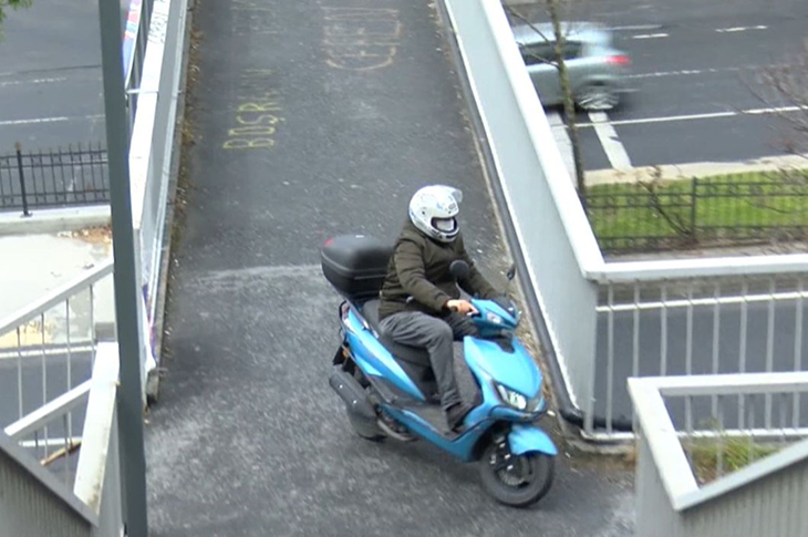 Engelli Üst Geçidinde Motosiklet Tehlikesi Engelli Üst Geçidinde Motosiklet Tehlikesi