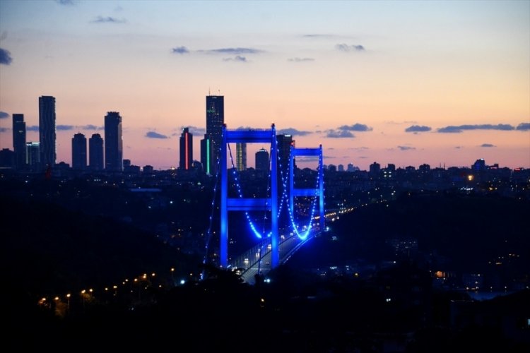 İstanbul’un Simge Köprüleri Mavi Renkle Işıklandırıldı İstanbul’un Simge Köprüleri Mavi Renkle Işıklandırıldı