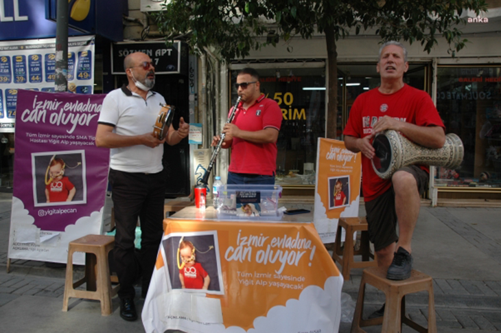 Üç Müzisyen SMA’lı Yiğit Alp İçin Sokaklarda Üç Müzisyen SMA’lı Yiğit Alp İçin Sokaklarda