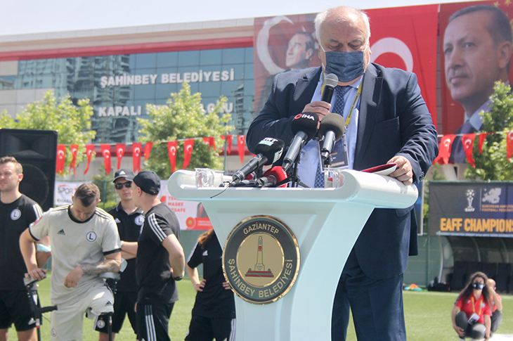 TBESF Başkanı Arif Ümit Uztürk kürsüde konuşma yapıyor.