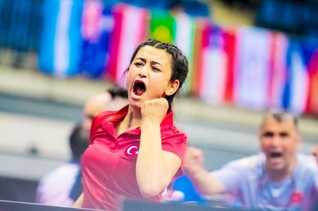 Milli Masa Tenisi Sporcusu Nergiz Altıntaş maç anında sol yumruğunu sıkarken motive olarak bağırıyor. 