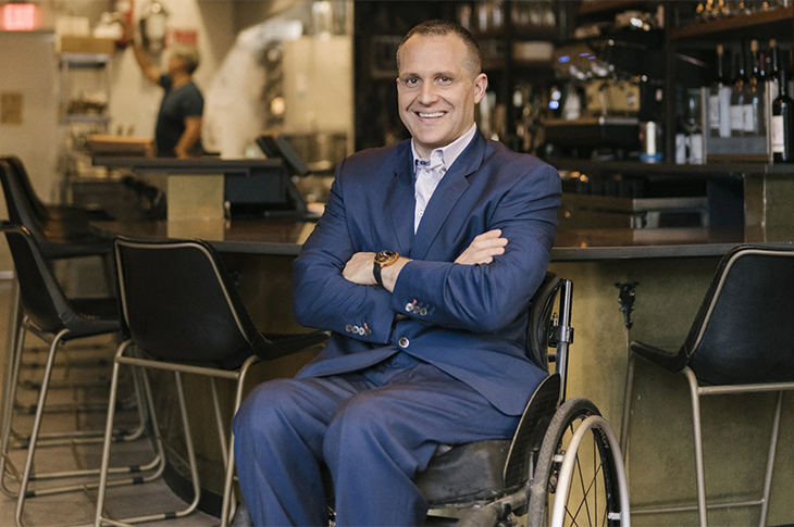 Tekerlekli sandalye kullanan restoranın içecek direktörü Yannick Benjamin.