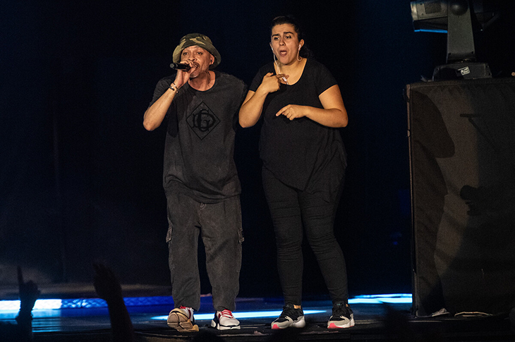 İlk Kez Bir Rap Konserinde İşaret Diliyle Çeviri Yapıldı İlk Kez Bir Rap Konserinde İşaret Diliyle Çeviri Yapıldı
