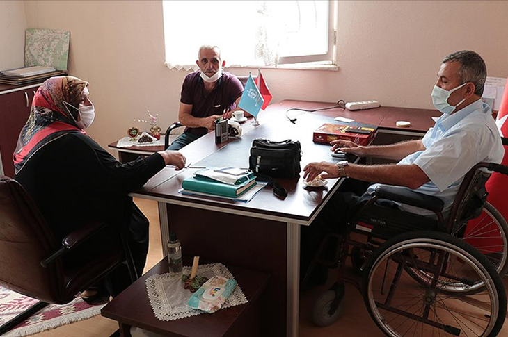 Engelli Muhtar Mehmet Kamış Görevini Özveriyle Yerine Getiriyor Engelli Muhtar Mehmet Kamış Görevini Özveriyle Yerine Getiriyor