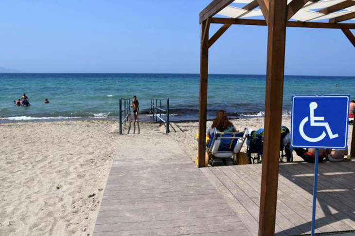 Kuşadası Plajlarında Engelli Rampalarının Sayısı Giderek Artıyor Kuşadası Plajlarında Engelli Rampalarının Sayısı Giderek Artıyor