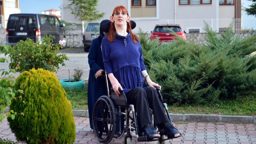 THY’den Engelli Raporlu Dünyanın En Uzun Kadınına ‘Seyahat Zorluğu’