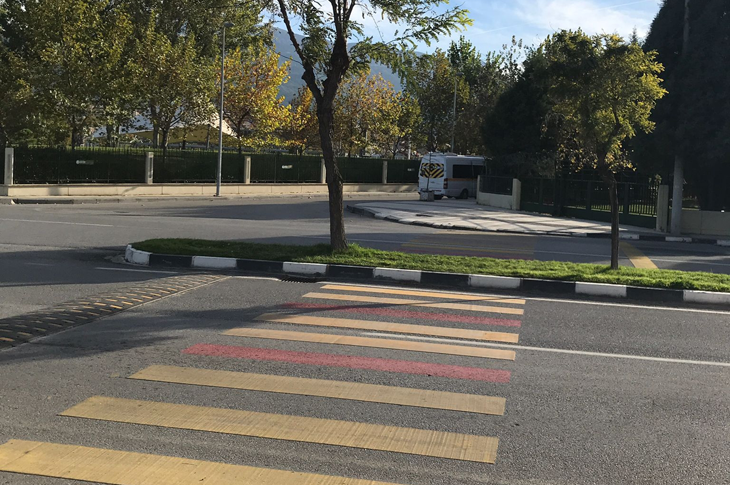 Manisa’da Yaya Geçidinde Engelli Rampası Unutuldu Manisa’da Yaya Geçidinde Engelli Rampası Unutuldu
