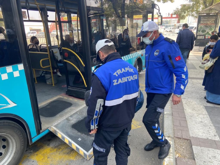 Manisa’da Toplu Taşıma Araçlarında Sıkı Denetim Yapılıyor Manisa’da Toplu Taşıma Araçlarında Sıkı Denetim Yapılıyor