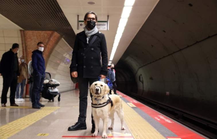 Görme Engelli Müzisyen Rehber Köpeğiyle Dünyayı Yeniden Keşfediyor