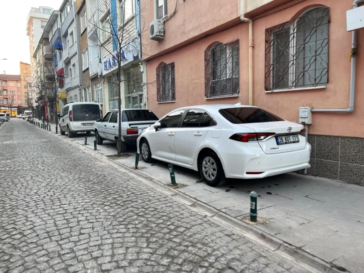 Eskişehir’de Kaldırımları Tamamen Kaplayan Araç Parkları Tepki Çekti Eskişehir’de Kaldırımları Tamamen Kaplayan Araç Parkları Tepki Çekti