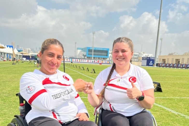 Milli Para Okçular Öznur Cüre ve Sevgi Yorulmaz yumruk selamıyla poz veriyor.