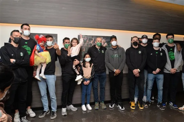 Darüşşafaka Basketbol Takımı Organ Nakli Olan Çocuklarla Buluştu Darüşşafaka Basketbol Takımı Organ Nakli Olan Çocuklarla Buluştu